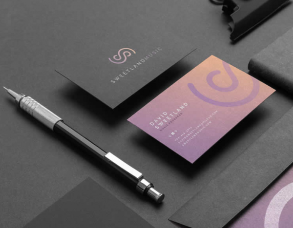 Desain kartu nama dengan aksen holografik yang mencolok